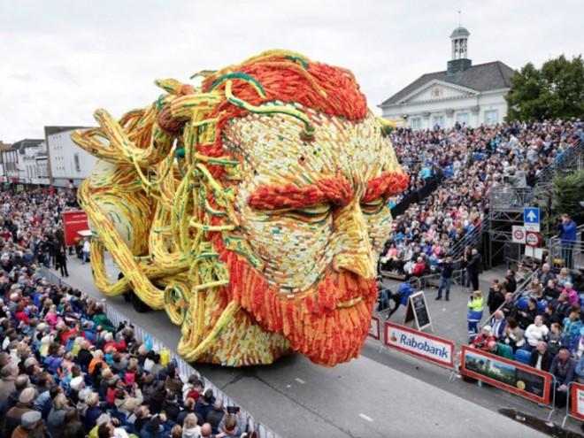 Самый крупный в мире парад цветов в Голландии посвятили Ван Гогу.